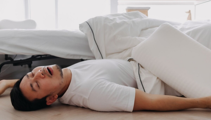 Nhiều người có triệu chứng nói mơ, lăn khỏi giường, vung tay chân khi ngủ. (Ảnh minh họa: Better Sleep)