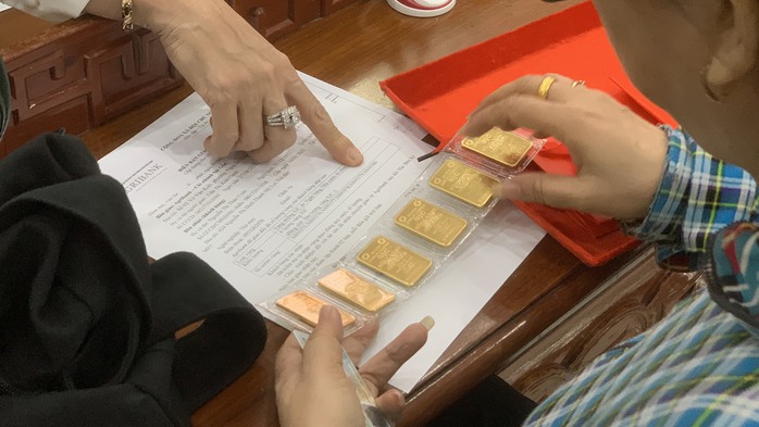 Giá vàng miếng SJC, vàng nhẫn rớt hàng triệu đồng