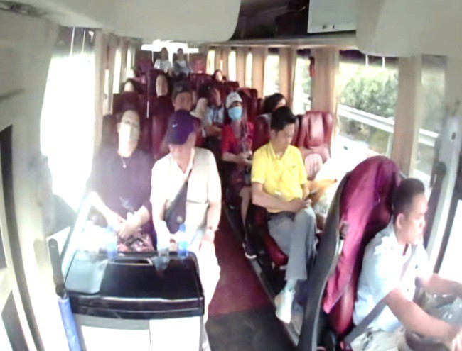 Nhiều hành khách trên xe không thắt dây an toàn bị xử phạt. Ảnh: C08.
