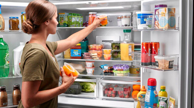 Bạn lưu ý không nên mua quá nhiều thực phẩm mà chỉ mua lượng vừa đủ dùng từ 2 đến 3 ngày. Hãy chờ dùng hết thực phẩm hãy mua mới, không nên mua sớm tránh lãng phí.