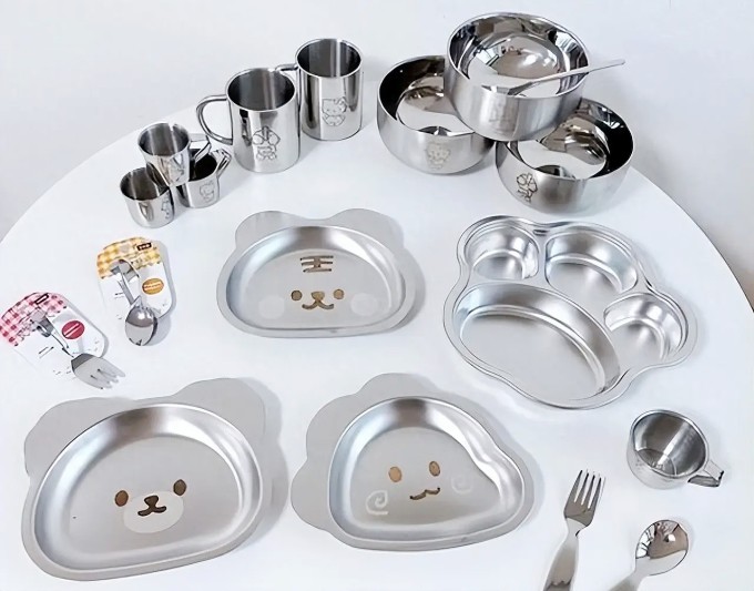 Đồ inox được nhiều gia đình tin dùng, tuy nhiên nên mua rõ nguồn gốc, xuất xứ. Nên đặt câu hỏi nếu giá rẻ. Ảnh: Aboluowang