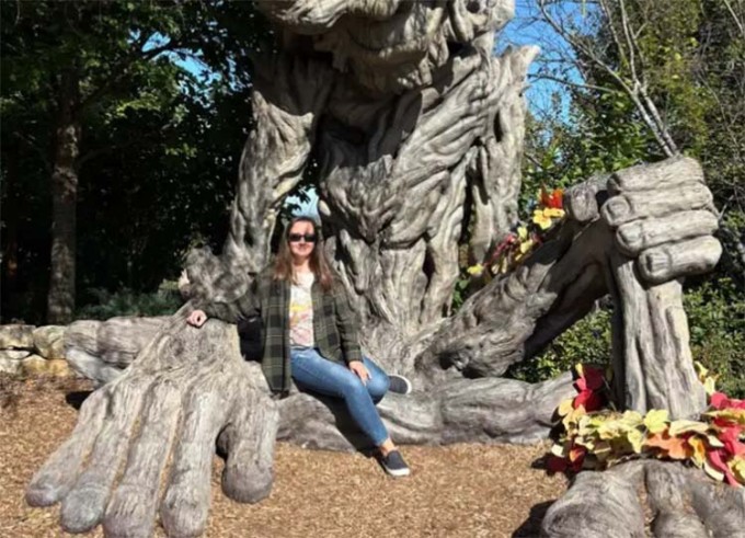 Alli trong một chuyến du lịch không có chồng, con đi cùng. Ảnh: BI