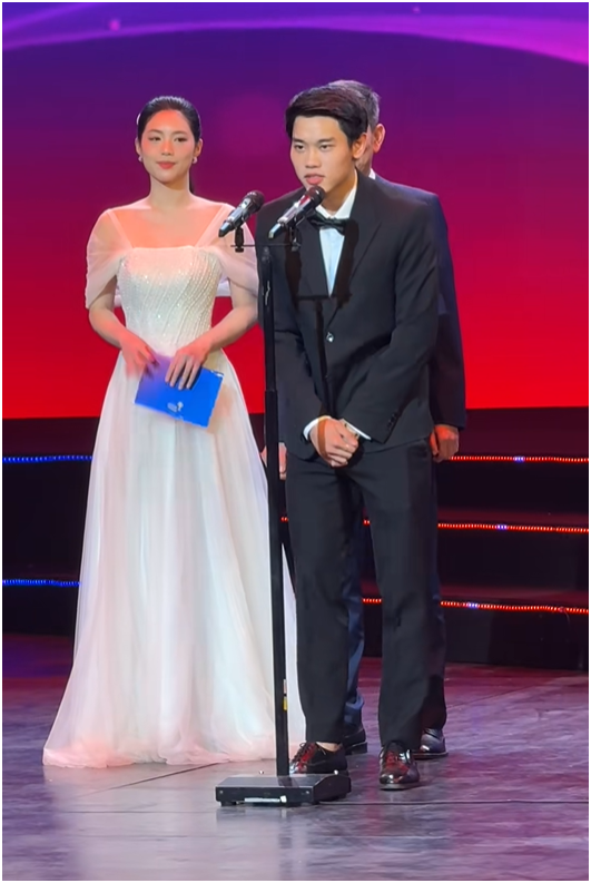 Đình Bắc và Á hậu Châu Anh gây “bão mạng” sau khoảnh khắc chung khung hình tại Gala Cúp Chiến thắng 2025. Ảnh: ngocmaileoo.