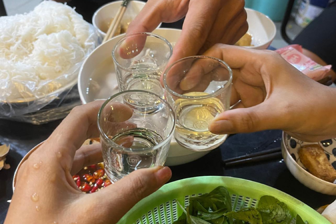 Chủ quan, người đàn ông bị sốc phản vệ với rượu. Ảnh: Phương Thúy.