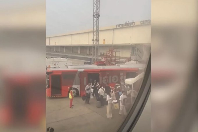 Máy bay của Thai AirAsia quay lại vị trí đỗ để đón 23 hành khách bị bỏ quên tại sân bay Don Mueang vào ngày 17/1. Ảnh: Nat Nattyy