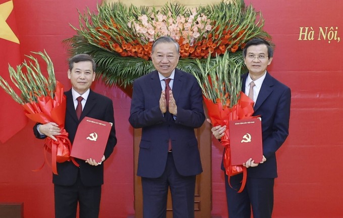 Tổng Bí thư Tô Lâm trao quyết định của Bộ Chính trị cho ông Lê Minh Trí (bên trái) và ông Đoàn Minh Huấn (bên phải), chiều 30/1. Ảnh: TTXVN