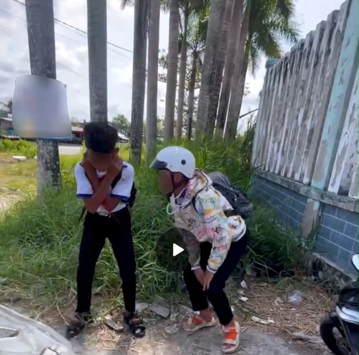 Các em học sinh vui vẻ chấp hành hình phạt thụt dầu và cam kết không tái phạm sau khi bị công an nhắc nhở