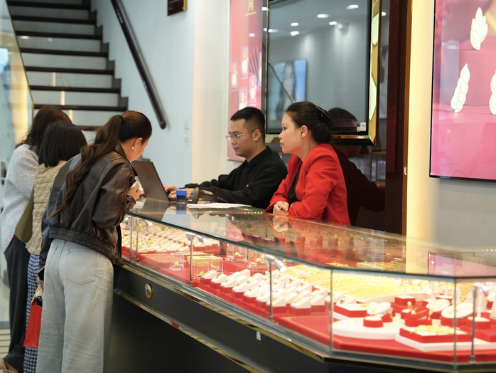 Giá vàng trong nước rớt mạnh theo giá thế giới