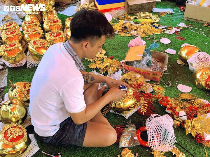 Anh Tú tỉ mỉ thực hiện từng công đoạn.