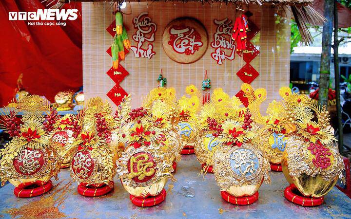 Những cặp dừa dát vàng óng ánh được trang trí hoa, nơ, chữ tài lộc, hút khách trong mùa Tết.