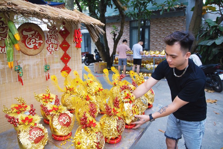 Xưởng dừa dát vàng phải làm việc xuyên ngày đêm để kịp giao hàng Tết.