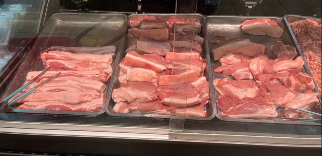 Giá thịt lợn tăng 10–15% trong những ngày trước Tết Nguyên đán 2026. Ảnh: Đan Tâm.