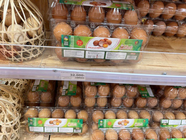 Trứng vẫn được nhiều người lựa chọn dù giá bán tăng trong những ngày giáp Tết. Ảnh: Đan Tâm.
