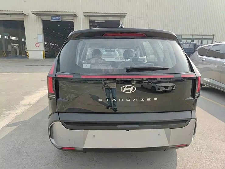 Hyundai Stargazer 2026 bất ngờ xuất hiện tại khuôn viên nhà máy ở Việt Nam - 2