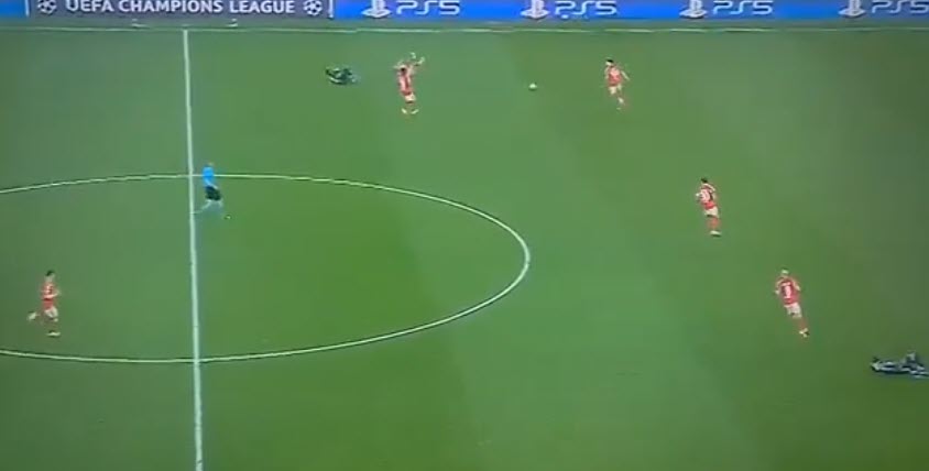 1-chọi-1 Vinicius cũng không thắng nổi, trong khi Mbappe vẫn đang nằm sân