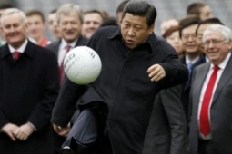 Thủ tướng Anh Keir Starmer tặng Chủ tịch Trung Quốc Tập Cận Bình quả bóng đặc biệt