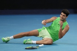 Lý do Alcaraz tập tễnh vẫn hạ Zverev sau 5 set, vào chung kết Australian Open?