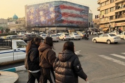 Iran âm thầm chuẩn bị khi hạm đội Mỹ tiến gần