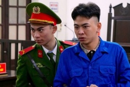 'Tổng tài' phủ nhận chỉ tay ra hiệu đánh nhân viên quán cà phê