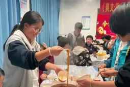 Lớp học "thư giãn" tại Trung Quốc: Thầy trò cùng nấu lẩu, xem hoạt hình