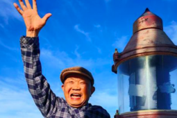 Cụ ông U90 du lịch bụi khắp thế giới suốt 10 năm, gây sốt mạng xã hội