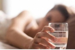 Uống nước ấm trước khi đi ngủ có thể mang lại điều gì cho cơ thể?