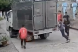 Clip 3 học sinh nhanh trí cứu xe tải mất phanh, tuộc dốc ở Lâm Đồng