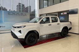 Ảnh thực tế Toyota Hilux 2026 bản rẻ nhất tại đại lý