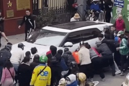 Tạm giữ tài xế ô tô lùi xe khiến 2 phụ nữ thương vong ở Hà Nội