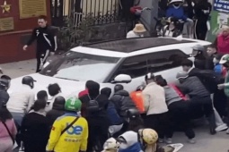 Tạm giữ tài xế ô tô lùi xe khiến 1 người tử vong ở Hà Nội