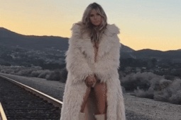 Siêu mẫu giàu nhất nước Đức gây sốc khi 'mặc như không' ở tuổi 53