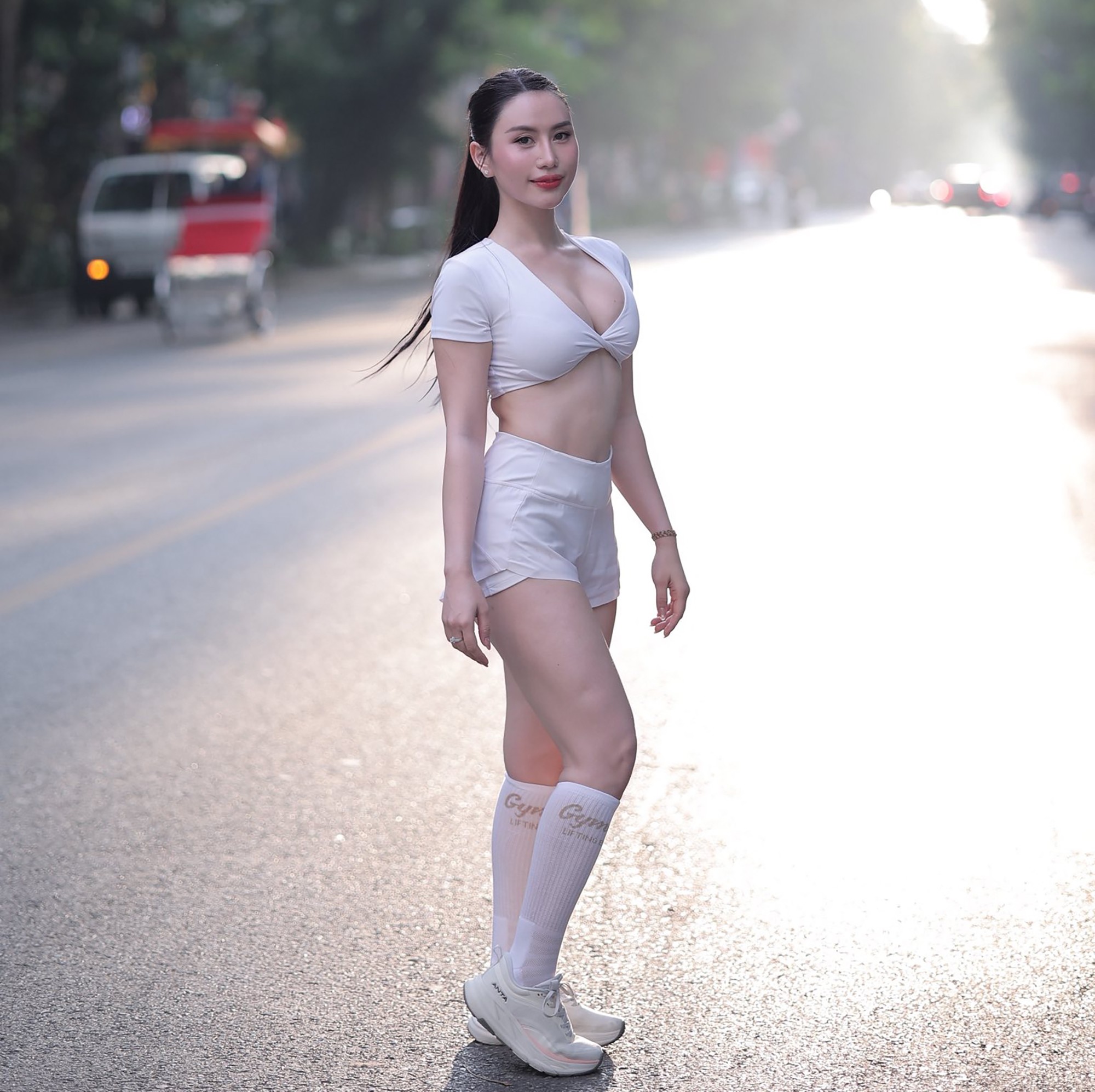 Người đẹp cho biết trong năm vừa qua, cô trải qua khá nhiều khó khăn và thử thách trong công việc khi có những dự án không được thành công như mong đợi. Chính việc tập luyện thể thao đã giúp Trang Lê vượt qua, giải tỏa căng thẳng, áp lực, trở lại trạng thái cân bằng và biết cách tận hưởng cuộc sống hơn.