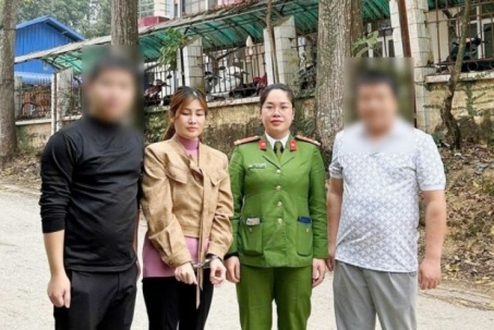 Nữ quái mang lệnh truy nã của Interpol bị bắt tại cửa khẩu