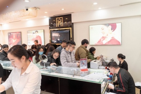 Giá vàng hôm nay 30/1: “Lao dốc không phanh”, người xếp hàng "đu đỉnh" hôm qua lỗ bao nhiêu?