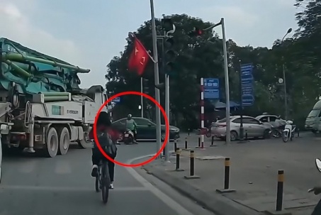 Clip: Thót tim tài xế công nghệ thoát chết trong gang tấc dưới bánh ô tô