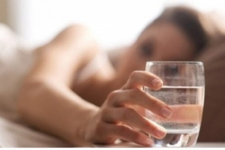 Khát đến mấy cũng đừng uống 5 loại nước này khi bụng đói