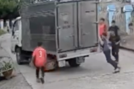 Clip 3 học sinh nhanh trí cứu xe tải mất phanh, tuộc dốc ở Lâm Đồng