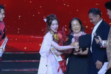 Hòa Minzy bị chỉ trích cướp sóng ở Mai Vàng