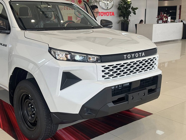 Ảnh thực tế Toyota Hilux 2026 bản rẻ nhất tại đại lý - 3
