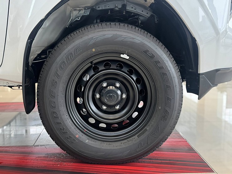 Ảnh thực tế Toyota Hilux 2026 bản rẻ nhất tại đại lý - 4