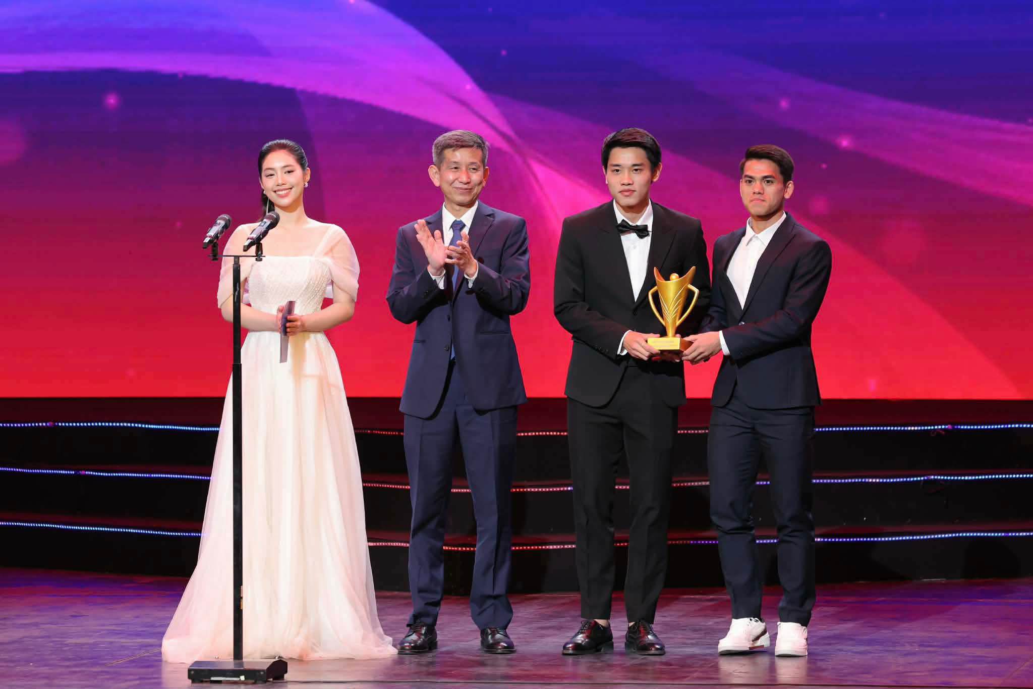 Á hậu Châu Anh là người công bố giải thưởng của Đình Bắc