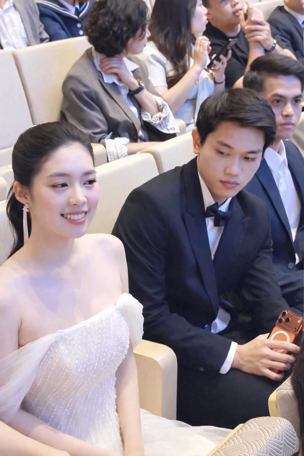 Khoảnh khắc Đình Bắc ngồi cạnh á&nbsp;hậu Châu Anh trở thành tâm điểm của sự chú ý