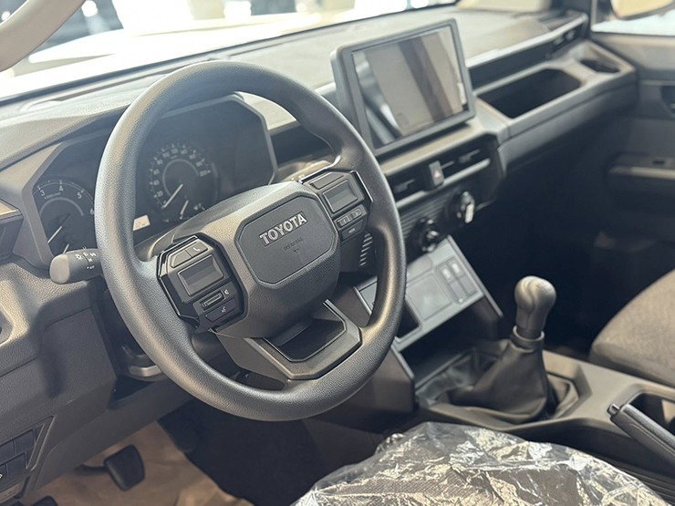 Ảnh thực tế Toyota Hilux 2026 bản rẻ nhất tại đại lý - 6