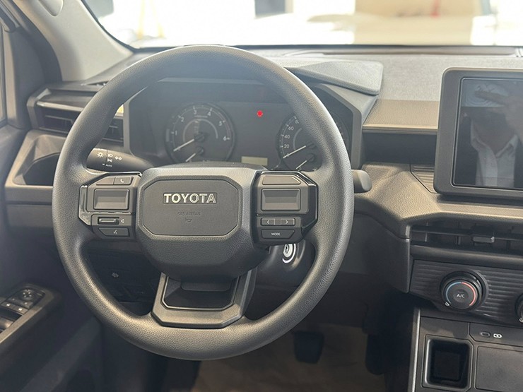 Ảnh thực tế Toyota Hilux 2026 bản rẻ nhất tại đại lý - 7