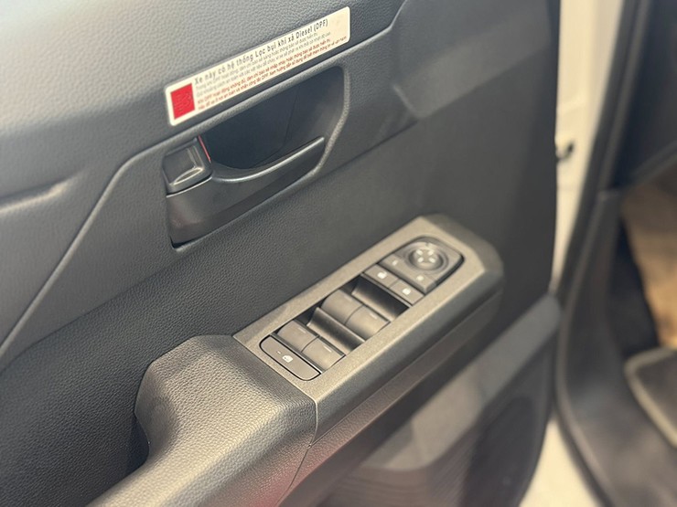 Ảnh thực tế Toyota Hilux 2026 bản rẻ nhất tại đại lý - 8