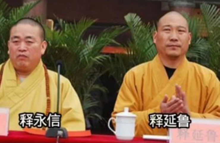 Thích Diên Lỗ (bên phải) được cho là người cung cấp nhiều bằng chứng nhất khiến trụ trì Thiếu Lâm Tự, Thích Vĩnh Tín (bên trái) bị bắt