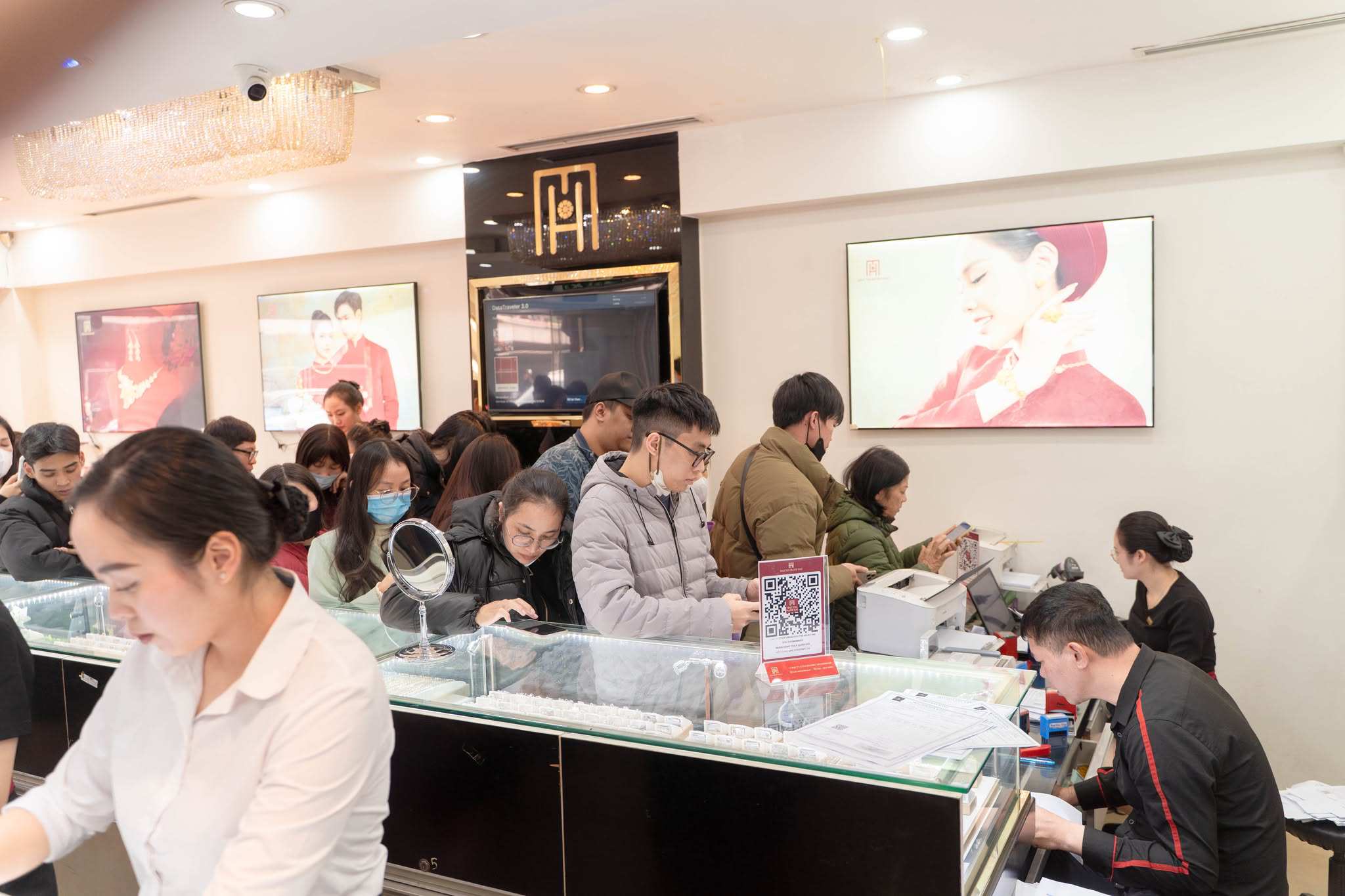 Bất chấp giá vàng lên cao hay xuống thấp, người dân vẫn mua bán nhộn nhịp tại các cửa hàng kinh doanh vàng có thương hiệu lớn.