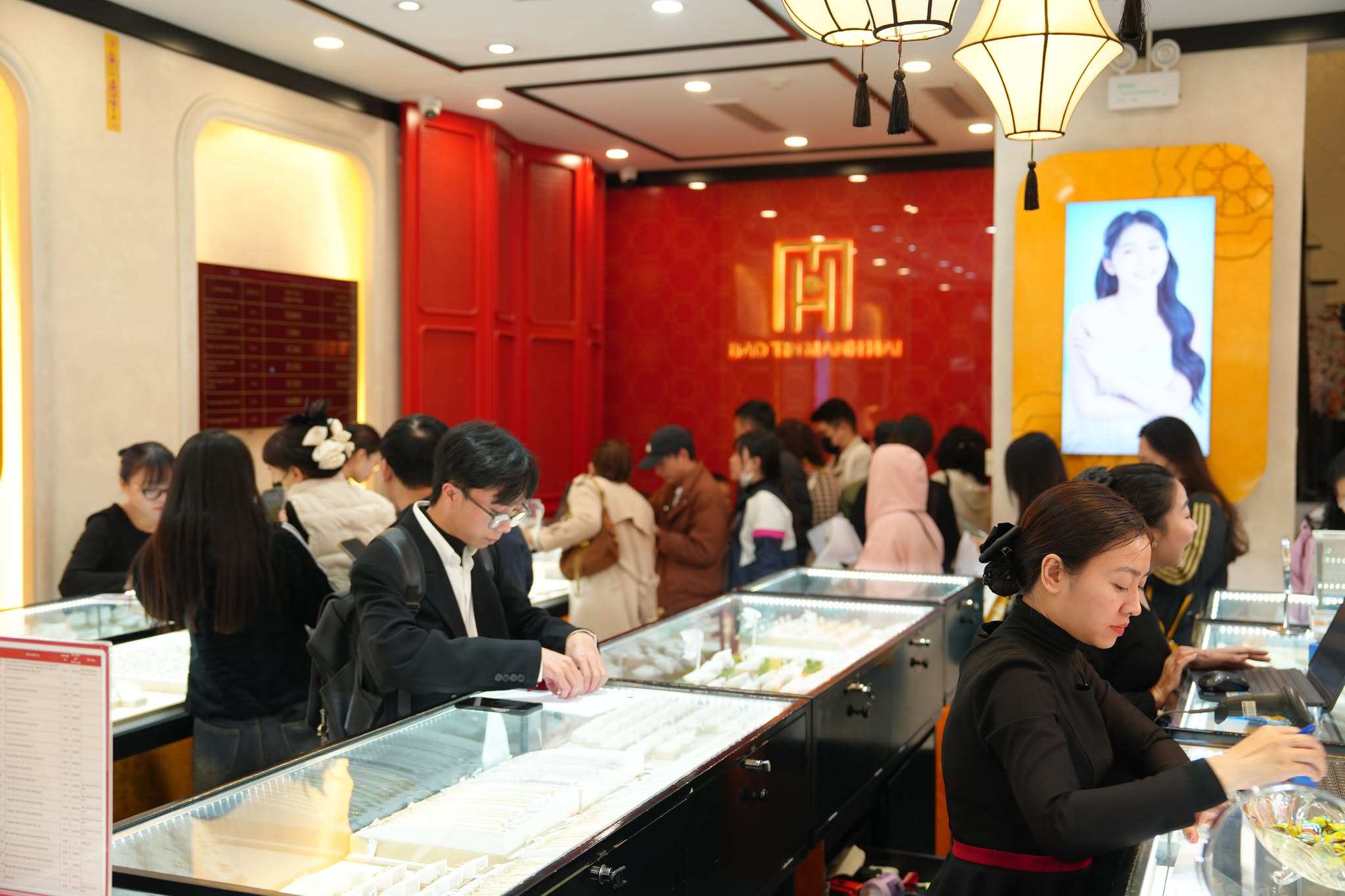 Cảnh mua bán nhộn nhịp bên trong các cửa hàng vàng những ngày giá vàng "tăng nóng".