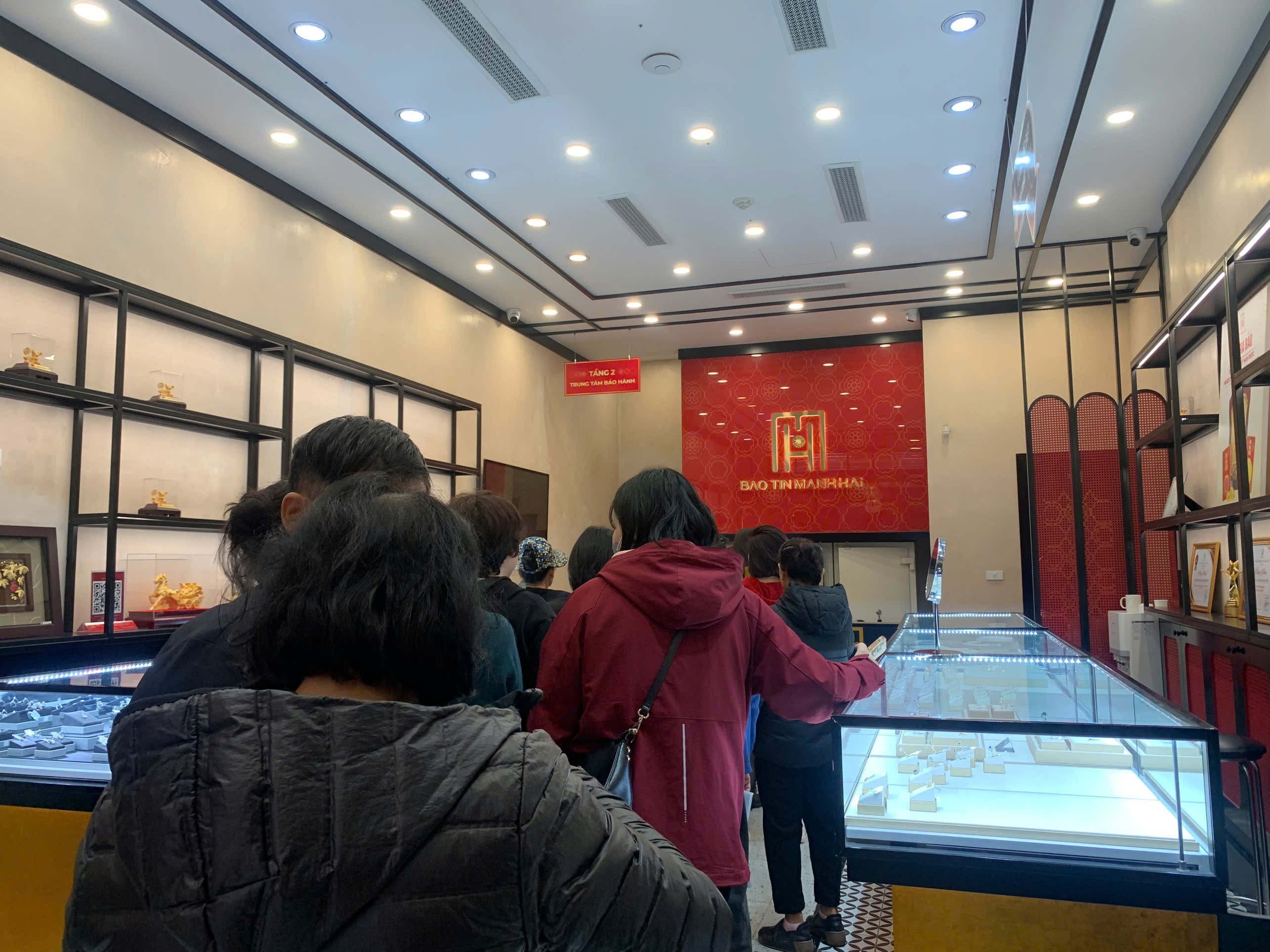 Bên trong cửa hàng Bảo Tín Mạnh Hải cũng rất đông khách đến giao dịch trong sáng nay.