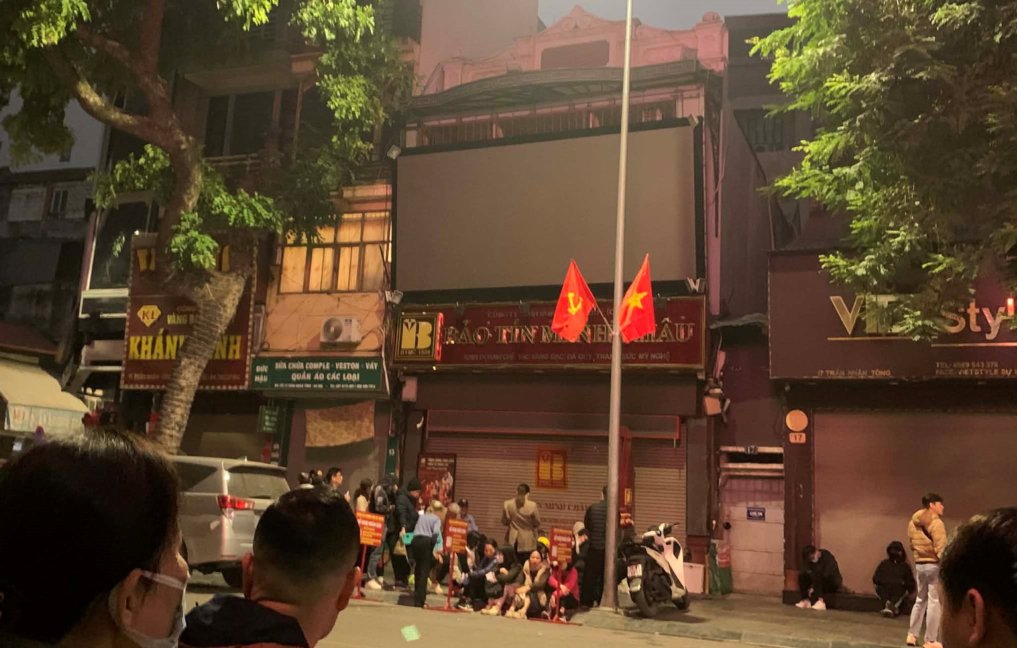 Người dân xếp hàng chờ mua vàng từ lúc trời chưa sáng ở phố Trần Nhân Tông.